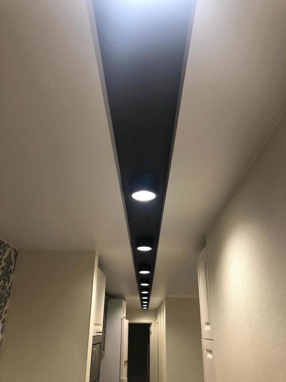 Натяжные потолки с подсветкой в коридор